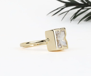 Bague en or massif 14 carats avec initiale et diamant, Bague empilable avec initiale en diamant de laboratoire, Bague personnalisée avec initiale - Product Image 2