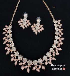 Parure de bijoux de luxe en zircon avec collier ras-du-cou et boucles d'oreilles, motif floral bohème, plaqué or rose, pour mariage et fiançailles - Product Image 5