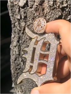 Pendentif et breloque hip-hop haut de gamme personnalisés en moissanite 925 massif, style VVS glacé avec chaîne à maillons - Product Image 6