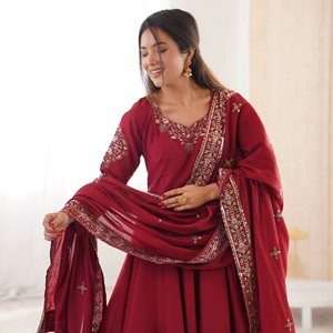 Ensemble festif élégant prêt-à-porter 3 pièces : Robe en soie romaine avec pantalon assorti - Product Image 1