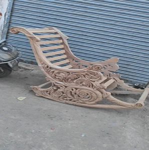 Fauteuil à bascule en bois de style antique, richement sculpté, avec un dossier en cuir capitonné vert olive et un siège rembourré solide. - Product Image 2