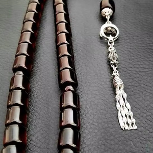 Misbaha classique en résine foncée - Product Image 1