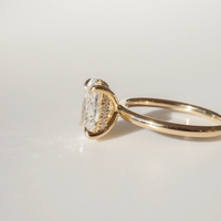Bague de fiançailles et de mariage minimaliste en or jaune 14 carats avec diamant de laboratoire ovale de 2 carats certifié IGI, halo caché et fantaisie légère