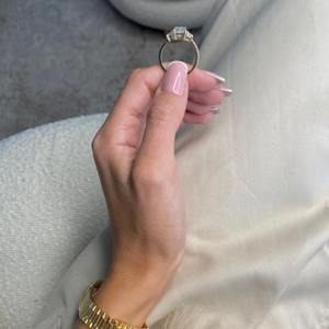 Anillo de Compromiso con Diamante Cultivado en Laboratorio de Corte Radiante de 4 Quilates _ Anillo de Oro Amarillo de 14k _ Trapecios Laterales y Corte Redondo _ Certificado IGI - Product Image 3