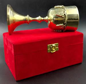 Calice en laiton vintage avec motif de raisin, décoration religieuse dans une boîte en velours, gravure médiévale en cuivre, motif de raisins, métal - Product Image 3