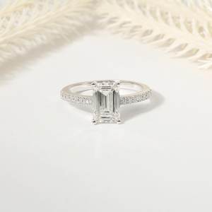Anillo de Compromiso con Diamante Cultivado en Laboratorio, Corte Esmeralda, Certificado IGI, de 0.5 a 3 Quilates, en Oro Sólido de 14K, Solitario, Media Eternidad en Platino - Product Image 5