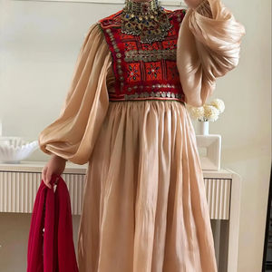 Impresionante Vestido Afgano de Terciopelo Negro con Bordado Floral Dorado de Alto Contraste y Detalles Decorativos de Espejo con Diseño Tradicional - Product Image 1