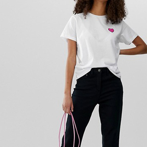 T-shirt blanc à col rond pour femme avec broderie cœur rose, coupe ample, style décontracté, tissu jersey 100% coton - Product Image 2