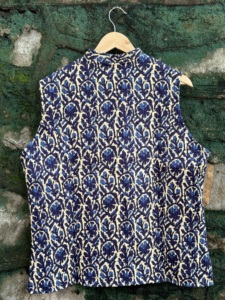 Gilet matelassé en coton bleu indigo de qualité supérieure pour femme, imprimé floral à la main, sans manches, pour l'exportation en gros - Product Image 2