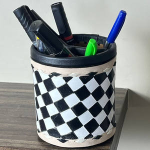 Porte-stylo en cuir véritable de vache, artisanal et gravé, noir et blanc, à motif damier, design de créateur, fait main, accessoire de rangement de bureau 2026 - Product Image 5