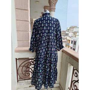 Robe maxi d'été pour femme, en coton, imprimé bloc, ample, à volants, style bohème, col haut, décontractée - Product Image 4