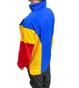 Veste coupe-vent en nylon de qualité supérieure avec logo personnalisé pour homme, idéale pour le sport, la course à pied et l'entraînement, avec fonction respirante et logo sur le devant. - Product Image 4