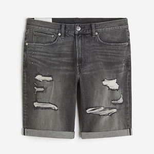 Shorts en jean gris déchiré pour homme, coupe droite, ourlet retroussé, style décontracté d'été - Product Image 1
