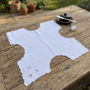 Serviette de pain en coton brodée personnalisable avec motif floral blanc découpé, bord festonné, réutilisable et lavable en machine, vente en gros - Product Image 2