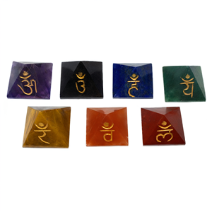 Set de Pirámides de 7 Chakras Grabadas a Mano - Recuerdo Tallado en Piedra de Feng Shui - Product Image 3