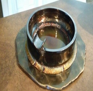 Cendrier industriel artisanal en acier noir avec une large base, disponible à prix de gros. - Product Image 1