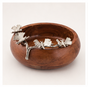 Bol de service artisanal en bois de manguier finition noyer avec accent en branche de ginkgo et papillon plaqué argent pour décoration intérieure ou centre de table - Product Image 3