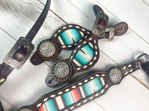 Ensemble de sellerie de luxe fait main en cuir bleu de haute qualité pour cheval, avec collier de poitrage et têtière à clous argentés, pour le rodéo et le barrel. - Product Image 2