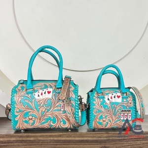 Neuestes Design: Spielkarten- & 777-Mittelgroße Reisetaschen aus handgefertigtem Echtleder mit Blumenmuster – Umhängetaschen für Sport, Reisen und Gepäck - Product Image 1