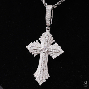 AARVA JEWELS Colgante de Cruz de Moissanita Chapado en Oro de Plata de Ley 925, Corte Brillante, Engaste de Garra, Joyería para Fiesta - Product Image 2