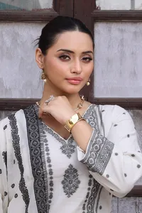 Serie Safaa Nawla: Material de Vestido sin Coser de Algodón Premium con Bordado Chikankari y Dupatta – Ropa Étnica de Diseñador para Venta al Por Mayor - Product Image 2