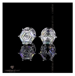 Boucles d'oreilles clous en diamant taillé hexagonal au design unique, certifiées IGI et pureté VVS, pour l'exportation en gros depuis l'Inde - Product Image 1