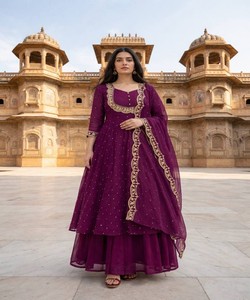 ชุดเลเฮนกาปักลายดิ้นไหมวิชิตร้าสุดหรู พร้อมผ้าคลุมไหล่ สำหรับงานเทศกาล ราคาขายส่ง เสื้อผ้าชาติพันธุ์ สีม่วง - Product Image 1