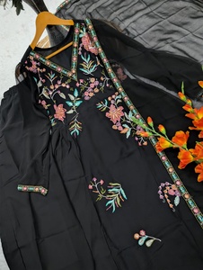 Ensemble de mariage traditionnel en Georgette à motif brodé effet fleuri, longueur ras du sol, avec haut, bas et dupatta, et broderie fantaisie - Product Image 2