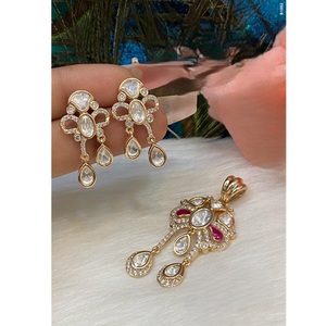 Ensemble de pendentifs élégants et tendance, finition or et blanc, avec boucles d'oreilles ornées de pierres AD, idéal pour les mariages et les soirées, pour femmes. - Product Image 2