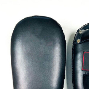 Pads de Muay Thai personnalisés en cuir PU de qualité supérieure, pads de boxe incurvés, pads de frappe durables, respirants et écologiques - Product Image 4