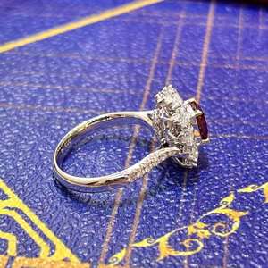 Anillo llamativo con rubí natural de sangre de paloma sin calentar de 1.5 quilates, corte cojín, anillo de oro de 18 quilates con 46 diamantes brillantes - Product Image 5