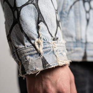 Chaqueta Vaquera Azul Lavada a la Piedra Personalizada para Hombre, con Estampado UV Negro Único, Transpirable, Estilo Urbano, Abrigo de Mezclilla de Moda, OEM, Primavera Otoño - Product Image 5