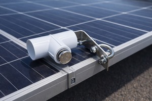 Kit de nettoyage solaire industriel Hydroplus International, ensemble de 3 sorties à jet en acier inoxydable avec support galvanisé et raccord en PVC - Product Image 4