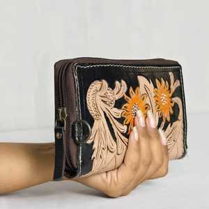 Nuevo Bolso de Mano Tipo Clutch de Cuero Genuino con Grabado Floral Hecho a Mano, Diseño Único y Elegante con Cierre de Cremallera, Estilo Vintage, Moda de Invierno - Product Image 5