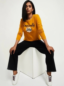 Sudadera de Manga Larga Color Amarillo Mostaza para Mujer con Estampado de "Emotionally Stable", Cuello Redondo, Informal, de Punto, de Algodón Transpirable - Product Image 5