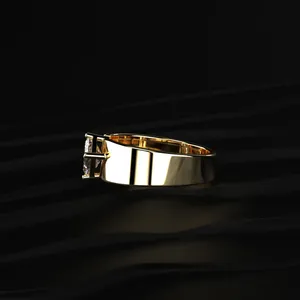 Anillo de Diamantes con Corte Esmeralda de 1.0 Quilates, Anillo Asimétrico con Banda en Forma de Cigarro, Anillo de Diamantes de Ajuste Cómodo, Banda de Diamantes de Oro Amarillo Hecha a Mano - Product Image 4