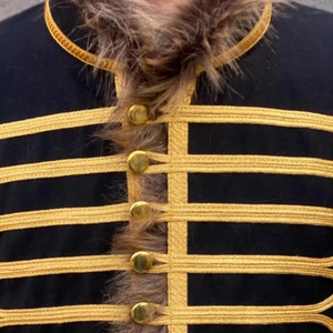 Veste Hussar noire en polyester pour homme avec broderie dorée, col mandarin, double boutonnage, manteau d'hiver formel - Product Image 5