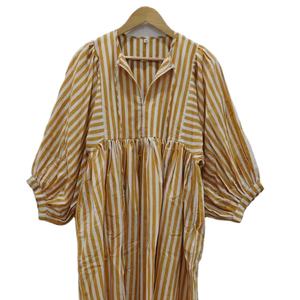 เดรสมิดิเดรสทรงหลวมสไตล์ลำลองพิมพ์ลายขวางยาวคอลึกสำหรับฤดูร้อน - Product Image 1