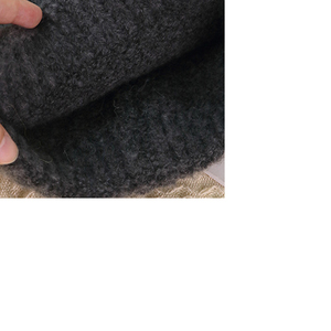 Gorro de Punto Unisex Gris a Rayas con Contraste de Color, Gorro de Invierno Cálido con Puño, Logotipo Personalizado - Product Image 4