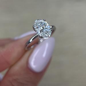 Anillo de Compromiso con Corte Ovalado de 2 Quilates _ Anillo de Diamante Cultivado en Laboratorio con Certificado IGI _ Oro Blanco de 14K _ Engaste Estilo Tulipán - Product Image 4