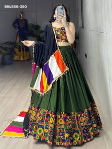 Hermoso conjunto de Lehenga Choli y Dupatta de diseño tradicional indio en rayón y algodón con diseño Gamthi y trabajo de espejo, a precio de mayorista. - Product Image 6