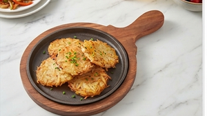 Plat de service élégant en bois et métal pour la présentation de repas à la maison, en cuisine, à l'hôtel, en restauration et pour une salle à manger stylée - Product Image 6