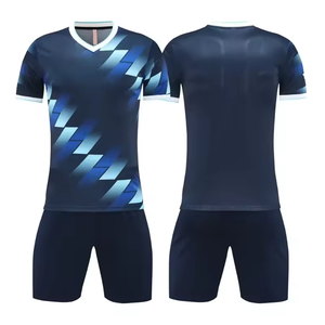 Conjunto de Uniforme de Fútbol Personalizado Unisex, Blanco y Rojo, Manga Corta, Cuello en V, Poliéster que Absorbe la Humedad, Logotipo Frontal - Product Image 3