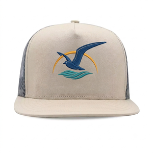 Gorra Trucker de Visera Plana de Alta Calidad al por Mayor, Bicolor Gris con Malla, Cierre de Plástico Ajustable, Visera Plana, Bordado Personalizado - Product Image 1