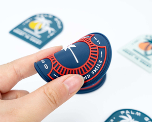 Écussons de vêtements gaufrés, logo personnalisé, badge 3D en relief, fournisseur OEM de vêtements - Product Image 2