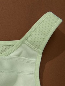 Sujetador deportivo para mujer con tirantes ajustables, panel superior de malla, cierre trasero, soporte completo, ropa deportiva. - Product Image 5