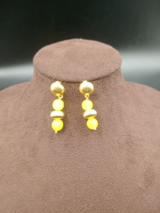 Pendientes Colgantes Chapados en Oro Amaira Jewels con Perlas de Imitación, Pendientes de Fiesta con Forma de Bola Vintage para Mujer de Rajasthan - Product Image 1