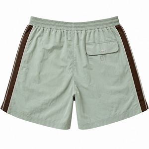 Pantalones Cortos Deportivos Holgados Estilo Y2K Personalizados para Hombre, Color Verde Menta Desgastado, Nailon Arrugado, Estilo Retro Urbano con Ribete Lateral Marrón y Logotipo Bordado - Product Image 3