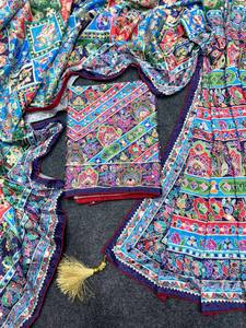 Sari de seda Chinon de diseñador con borde de ribete, borlas Latkan y auténtico trabajo de espejo, reversible, estilo fiesta, largo hasta el tobillo - Product Image 5