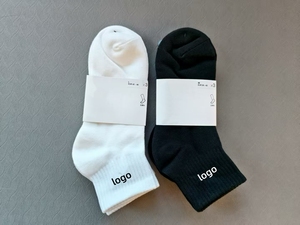 Chaussettes ras du cou unies blanches et noires 100 % coton respirantes tricotées style classique pour adulte usage quotidien saison printemps - Product Image 6